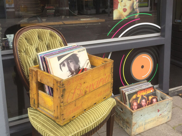 The VINYLchair | vinyl chair de platenzaak eindhoven voor vinyl & more, muziekzaak recordshop lp dj